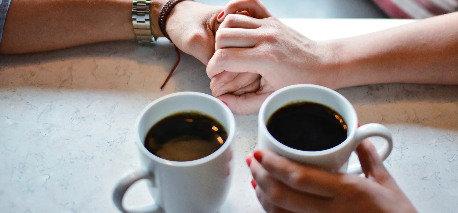 Чашками тоску измерял кофе. Чашка кофе. Приглашение на кофе. Эспрессо на черном фоне. Чашками тоску измерял кофе.