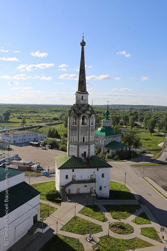 Знаменитая 60 метровая падающая колокольня огэ. Соборная колокольня Соликамск. Троицкий собор в Соликамске колокольня. Соликамск колокольня Троицкого собора. Соликамск Соборная колокольня Соборная.