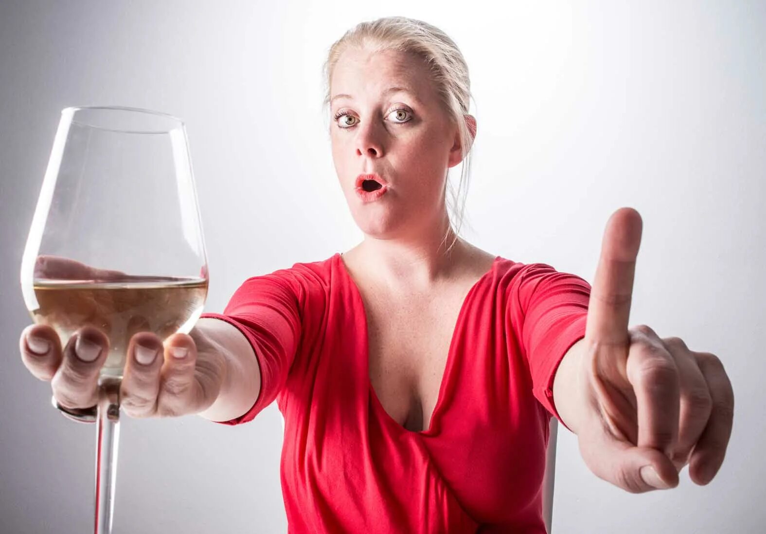 Пить нельзя слушать. Пьющая женщина. Не пить алкоголь. Алкоголь картинки.