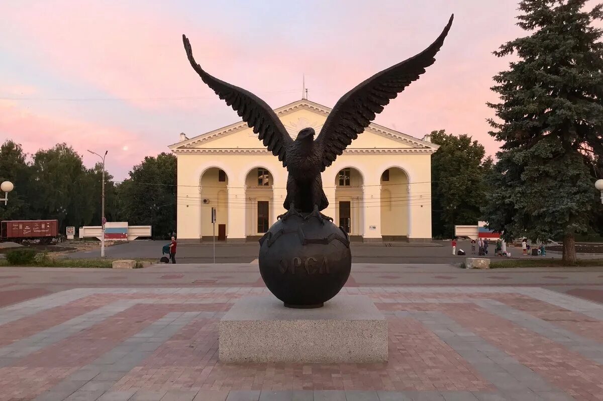 Город Орел памятник Орлу. Город Орел памятники вокзал. Орел перед вокзалом в г орёл. Орел центр города. Картинки города орла