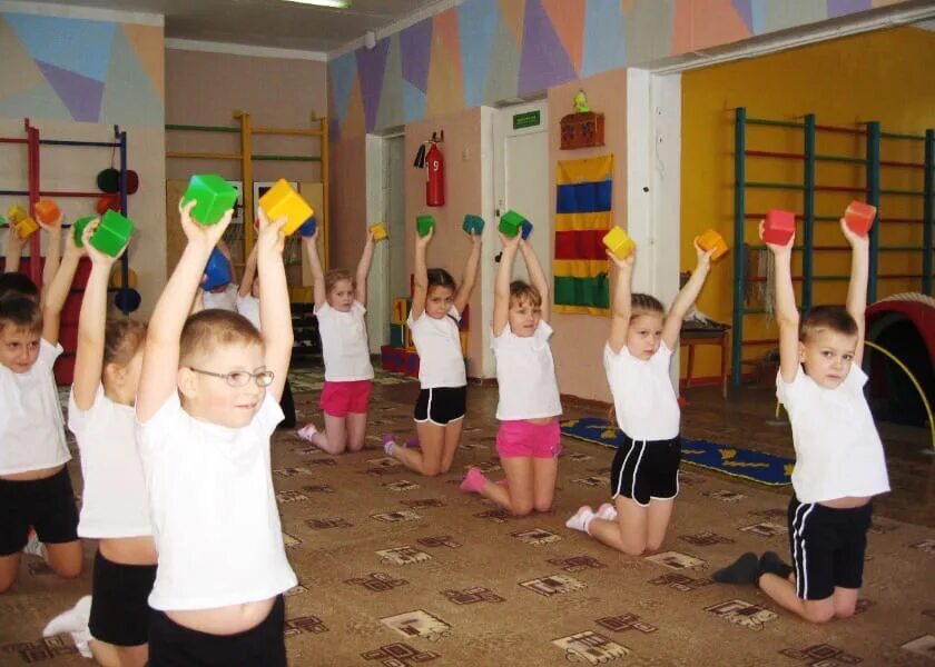 Утренняя гимнастика для детей дошкольного возраста. Дети на физкультуре в детском саду. Физкультура в детском садике. Физкультурные занятия в ДОУ. Физическая культура в дошкольных учреждениях