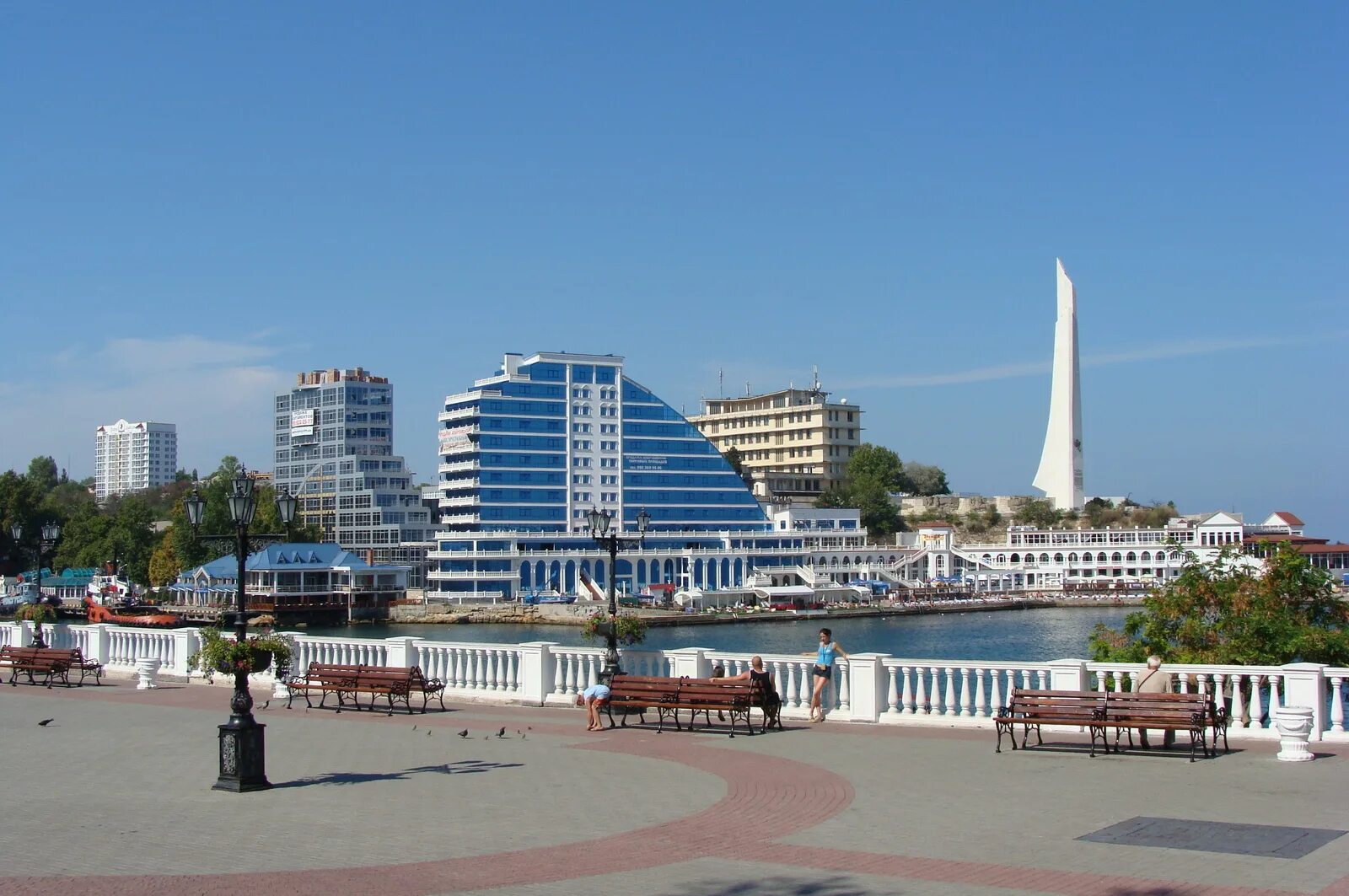 Современный севастополь. Севастополь центр города набережная. Статуя девушки в новоозерном крым. Мыс фиолент волны. Город севастополь балаклава.