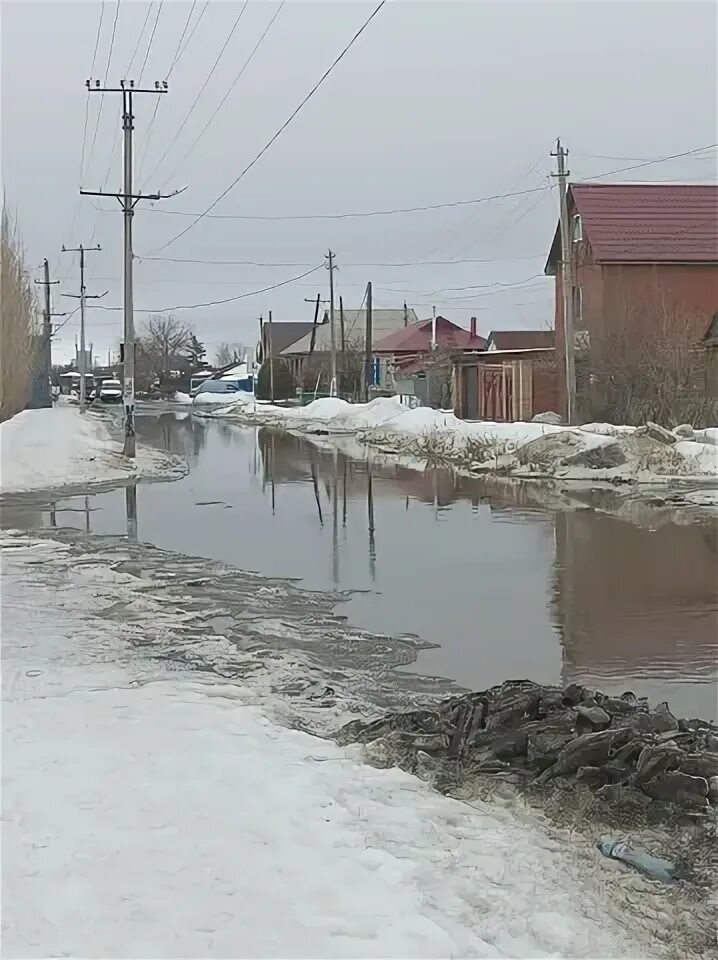 Поселок пригородный оренбург паводок. Весенний паводок. Половодье в бузулуке. Паводок. Подтопление домов.