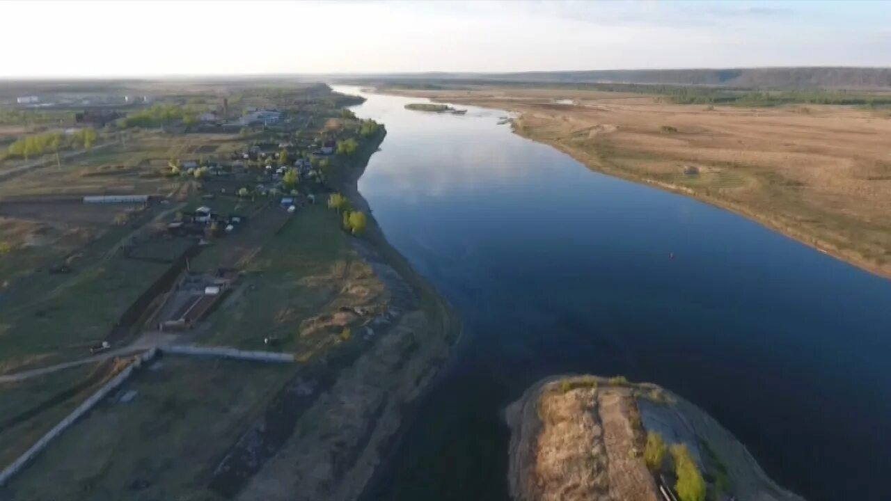 Ангара освобожденно открылась вытянувшись в сверкающую течь. Остров матёра на реке ангара. загрязнение ангары в усолье сибирском. разлив нефти иркутск в ангаре. сибирь ангара река поселок семрук.