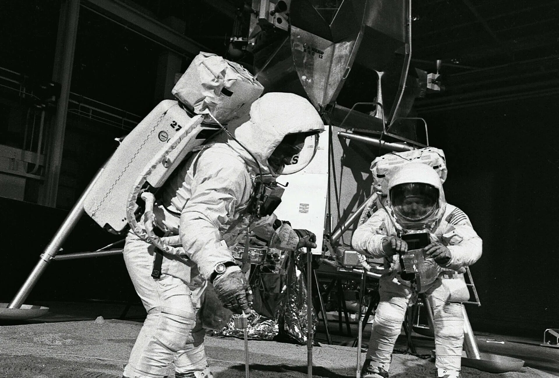 Первая посадка на луну год. Аполлон 11 приводнение. Корабль Аполлон 11. Апполо 11 на Луне. Apollo 11 Crew.