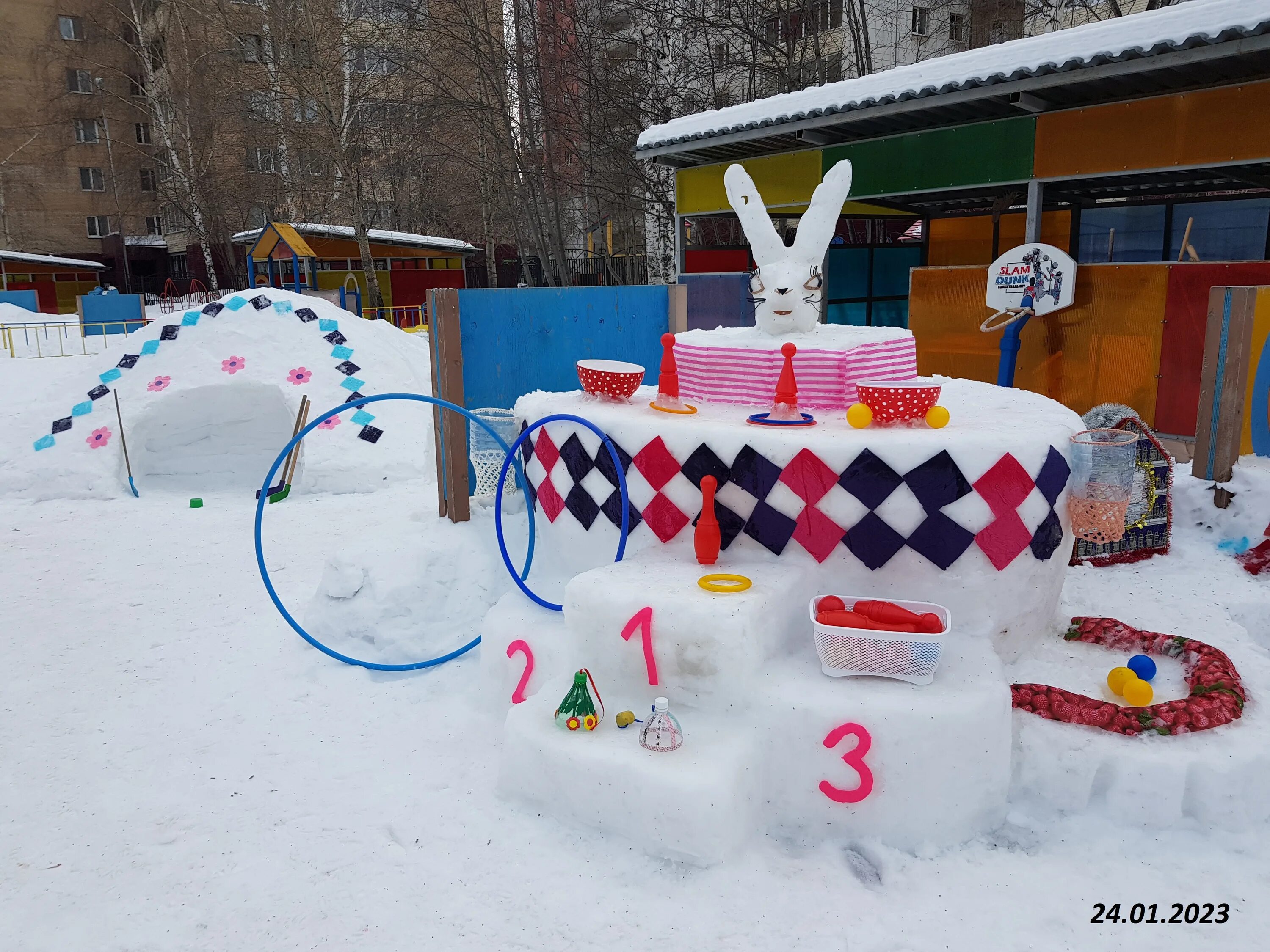 Снежные скульптуры в детском саду. Снежный городок в детском саду на участках. Конкурс снежных фигур в детском саду. Фигурки из снега для детского сада простые. Сады тюменской области конкурсы для воспитателей