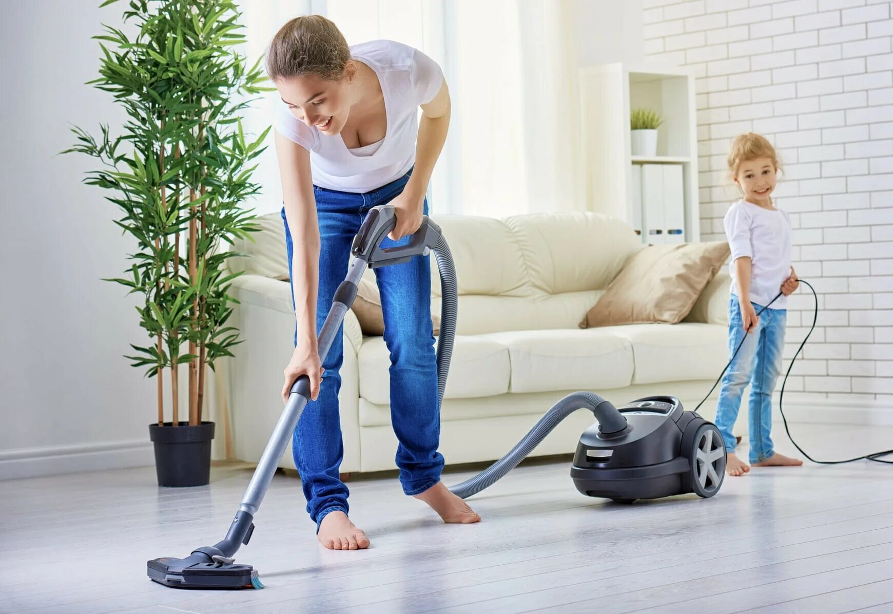 Home vacuum cleaner. Уборка пылесосом. Мама убирается в комнате. Женщина пылесосит. Пылесос уборочный.