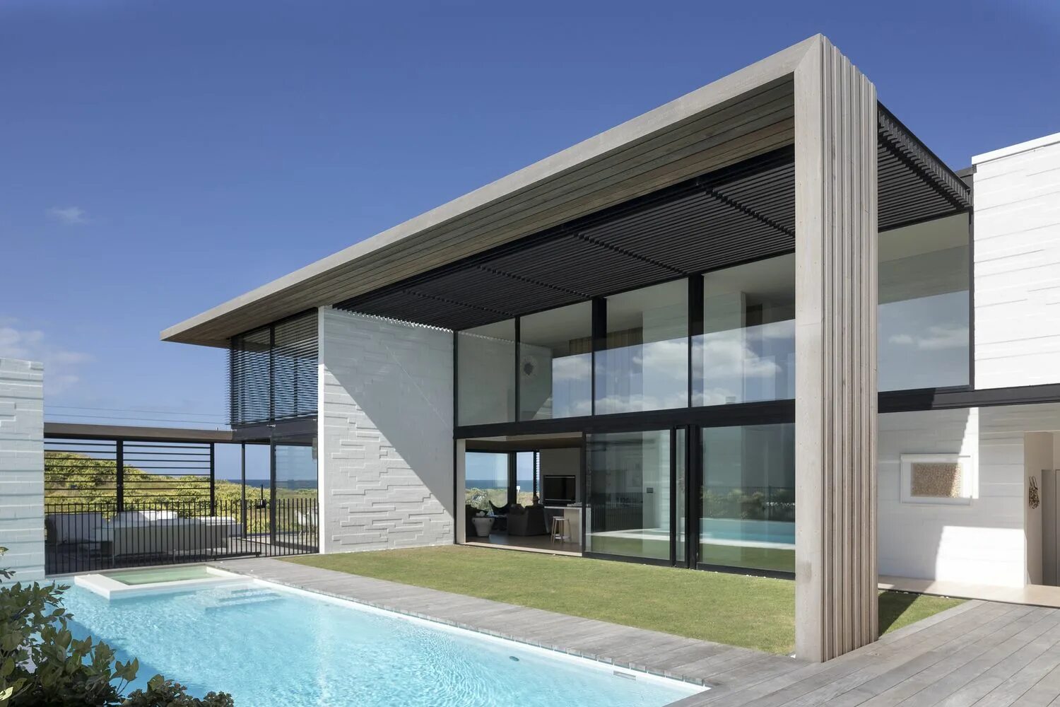 Модернистский дом в сша частная архитектура. Коттедж в современном стиле. Sanders modern house jordache k проект. Модерн планкен фасад. Коттедж в современном стиле.