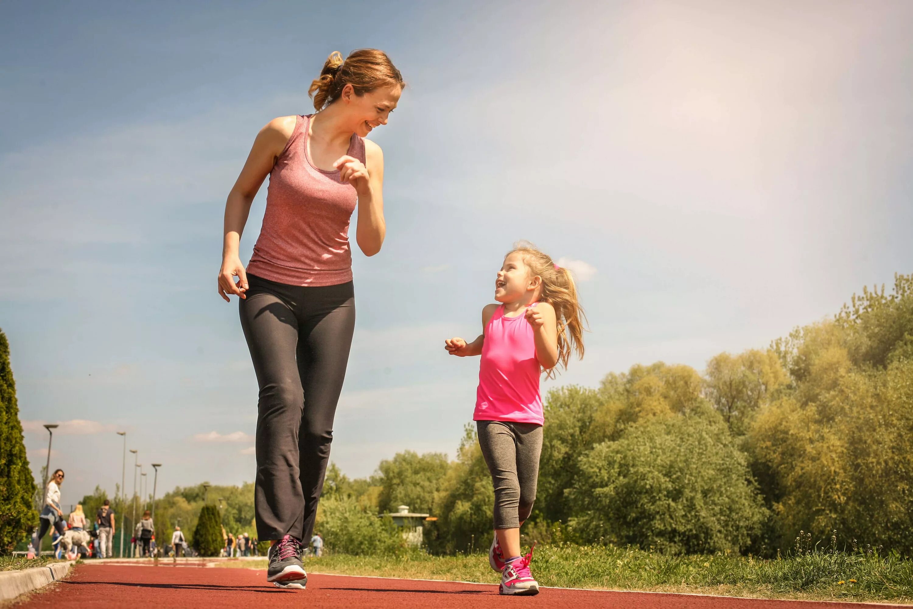 Мама и дочка на пробежке. Мама с дочерью бегают. Бег мама и дочь. Мама и дочь занимаются спортом.