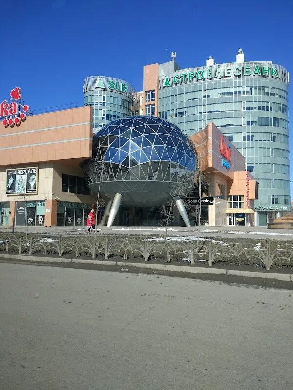 Центр калинка тюмень торговый центр. Тюменский цум магазины. Самый центр тюмень. Галерея вояж тюмень. Торговый центр кристалл тюмень.