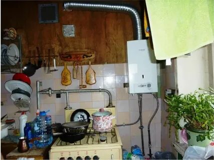 Газовая колонка над газовой плитой