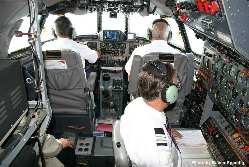 ил 76 пульт радиста. бортинженер ми 8 ввс рф. борт инженер. ан 225 кабина. бортинженер ввс.