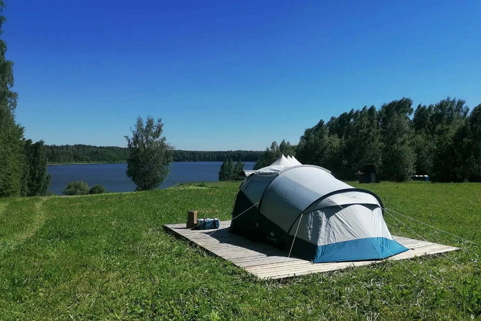 Camping в подмосковье. Парус Руза кемпинг. Кемпинг в Подмосковье. Кемпинг в Подмосковье шатры. Кемпинг в Подмосковье с палатками.