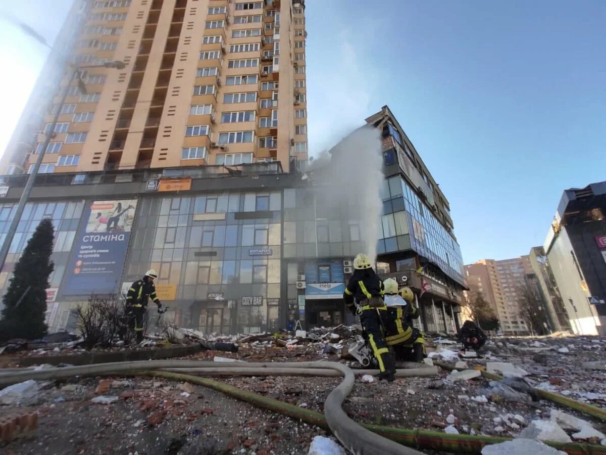 Ракета попала в жилой дом в Киеве. Взрыв дома. Разрушенный взрывом дом