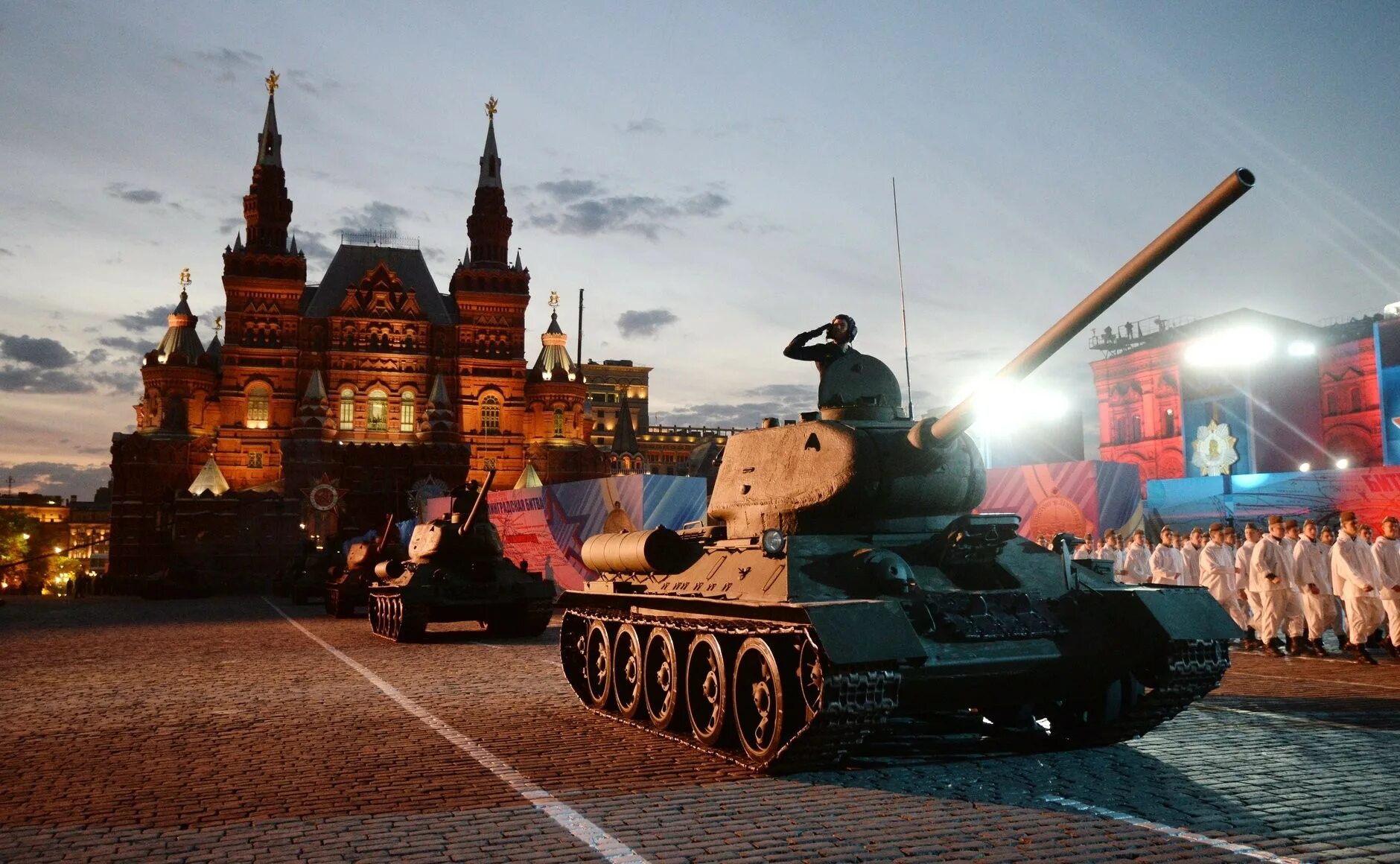 Т 34 победы. Т-34 на параде Победы 1945. Танк т-34 на красной площади. Т 34 на красной площади. Т-34 на параде Победы 1945 года на красной площади в Москве.