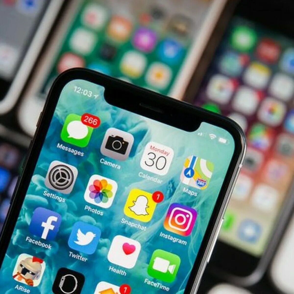 Iphone x какой ios. Эволюция смартфонов. ios 12. много айфонов картинки. эволюция смартфонов а4.