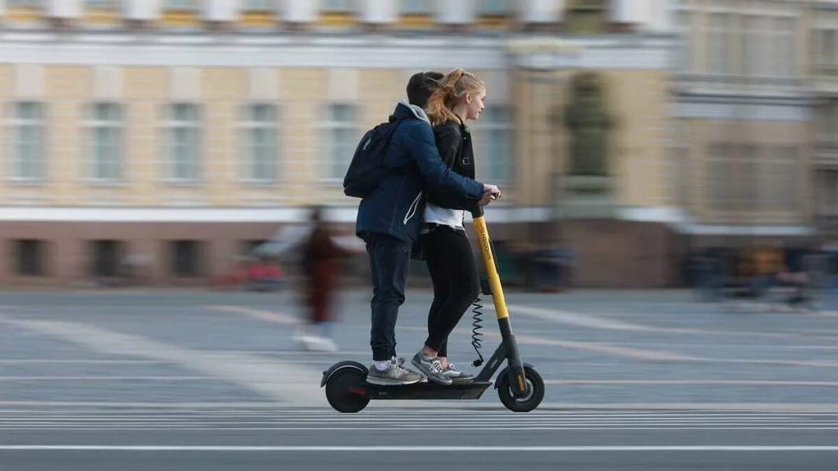 Можно ли кататься на электросамокате вдвоем. Кататься на самокате. Кататься на электросамокате. Ребенок на самокате. Дети на электроскмокате.