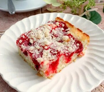 Шарлотка с вишней