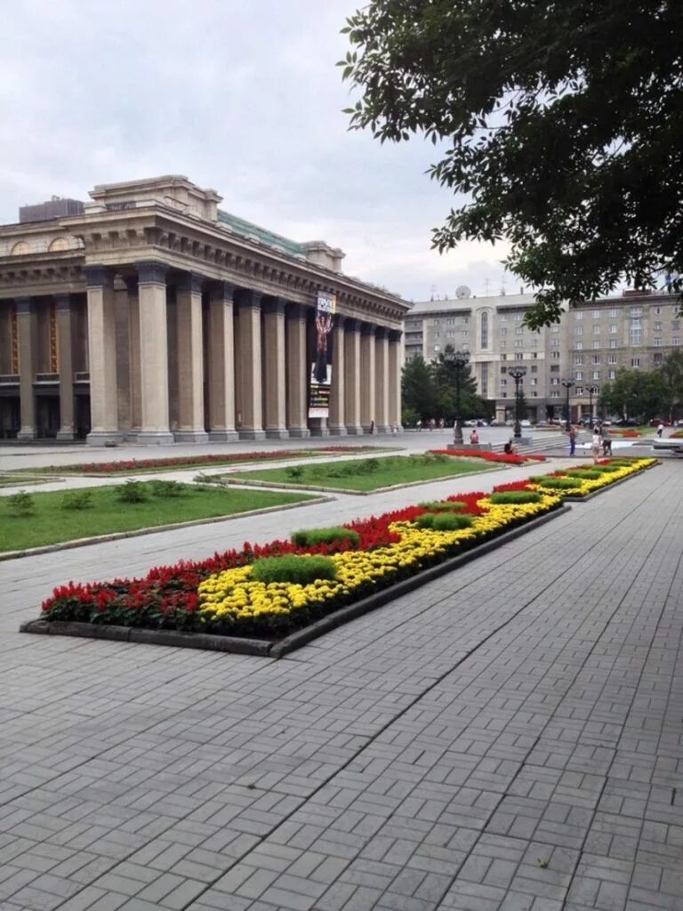Природа новосибирска театральный сквер. Сквер за оперным театром новосибирск. Новосибирский оперный театра новосибирск летом. Новосибирск площадь ленина театр. Театральная площадь 2 москва.
