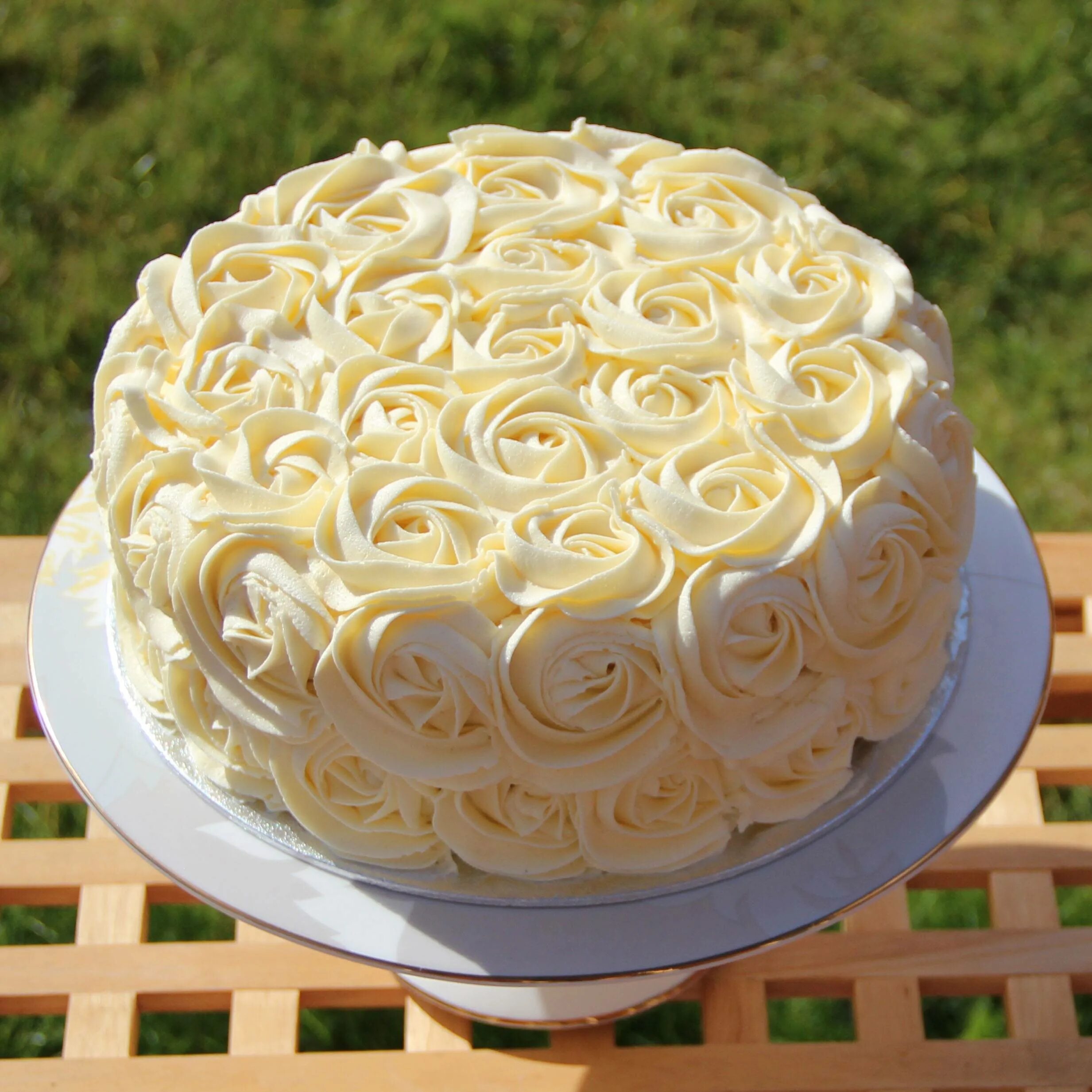 Рецепт белково масляного крема. Торт с белково заварным кремом. Украшение торта кремовыми розами. Украшение торта розочками из крема. Торт с кремовыми розочками.