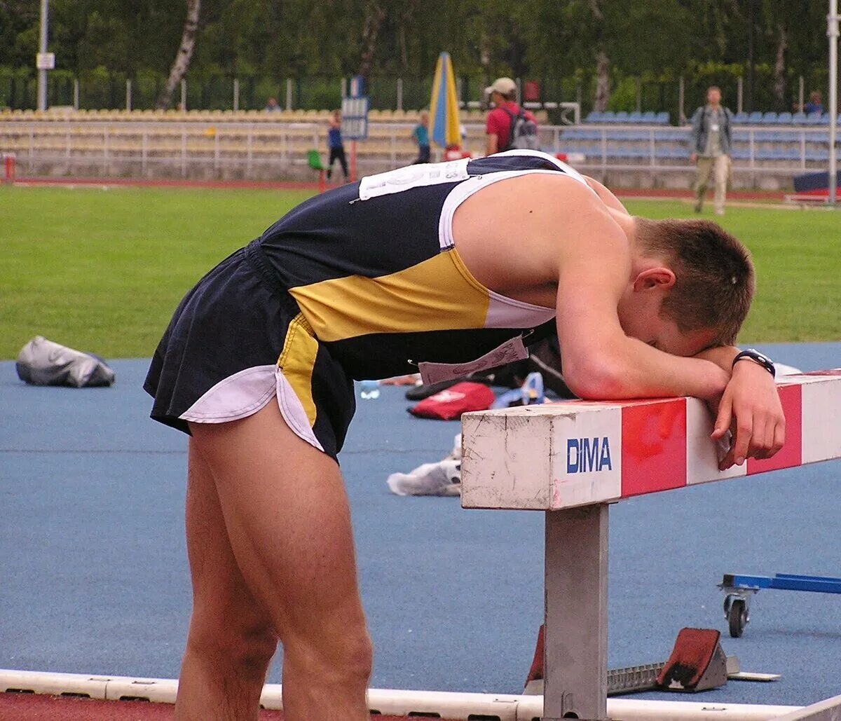 Уставший спортсмен. Утомление спортсмена. Переутомление в спорте. Усталость спортсмена. Восстановление после игры