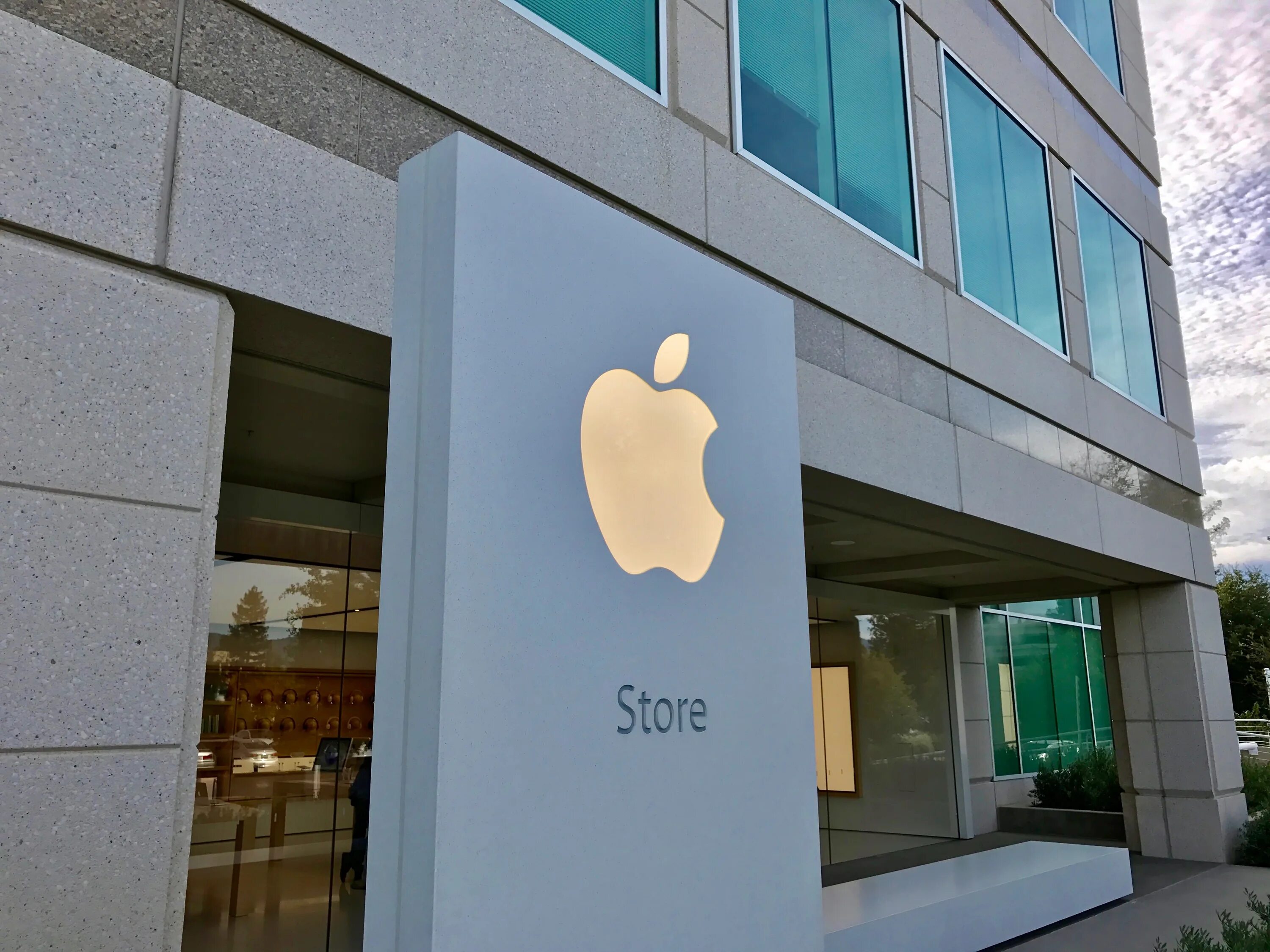 Магазин телефонов apple. Apple Store 2021. Apple Store iphone 13. Магазин эпл. Компания Apple в Москве.