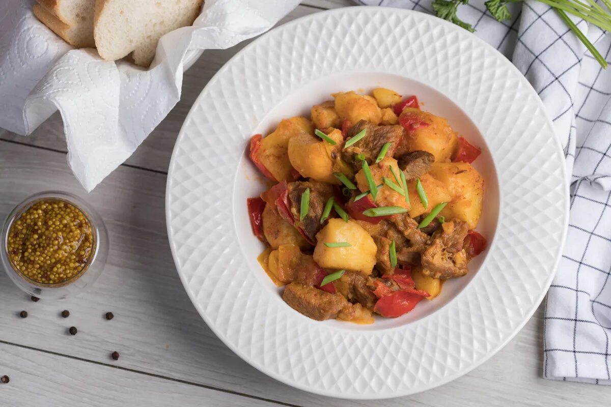 Pork goulash with steamed potatoes - recipe (REDMOND RMC-M20, RMC-M10, RMC-M30)