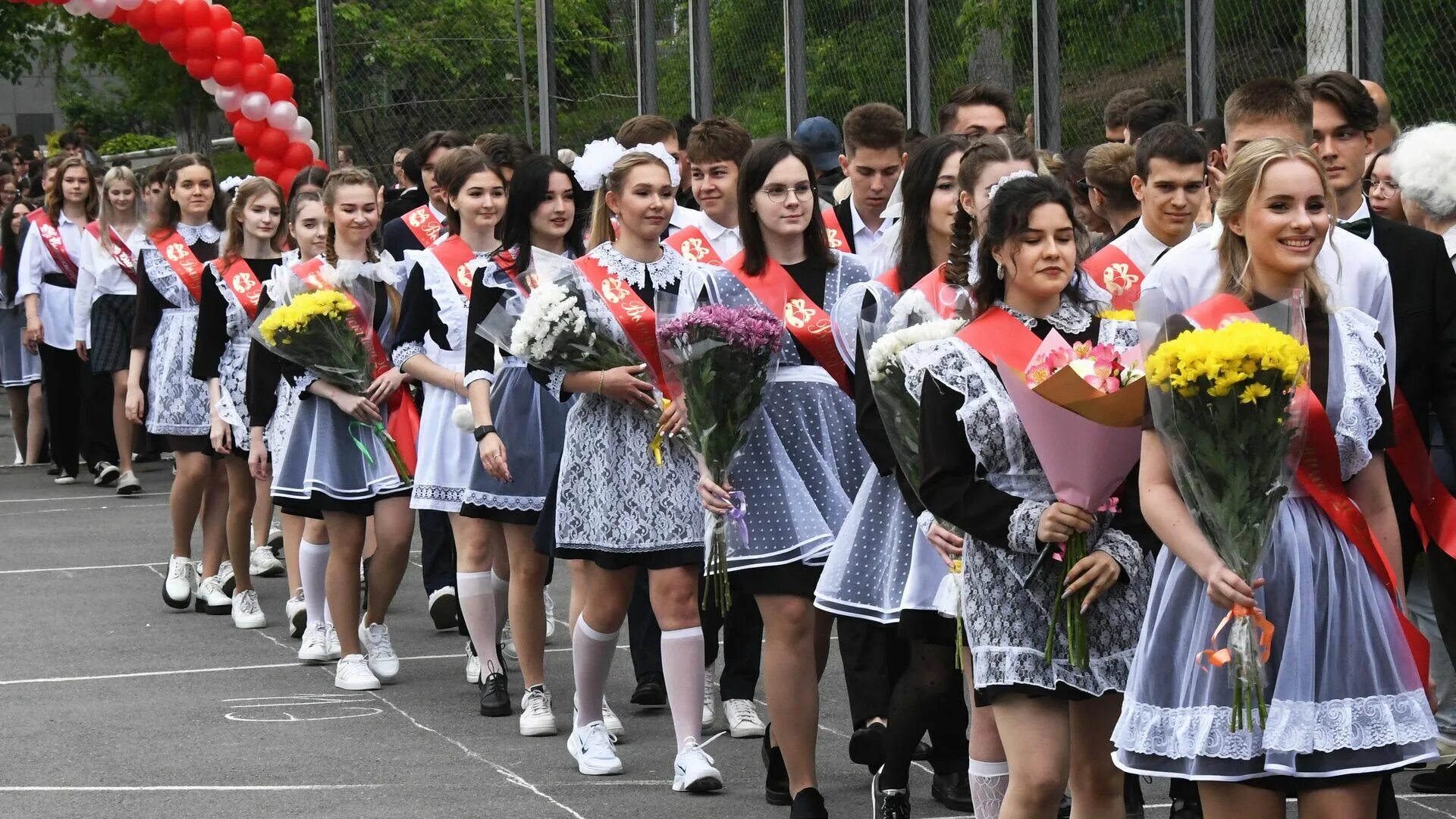 1 звонок 2023. Школьники выпускники. Выпускники школы последний звонок. С выпускным из школы. Фото выпускников.