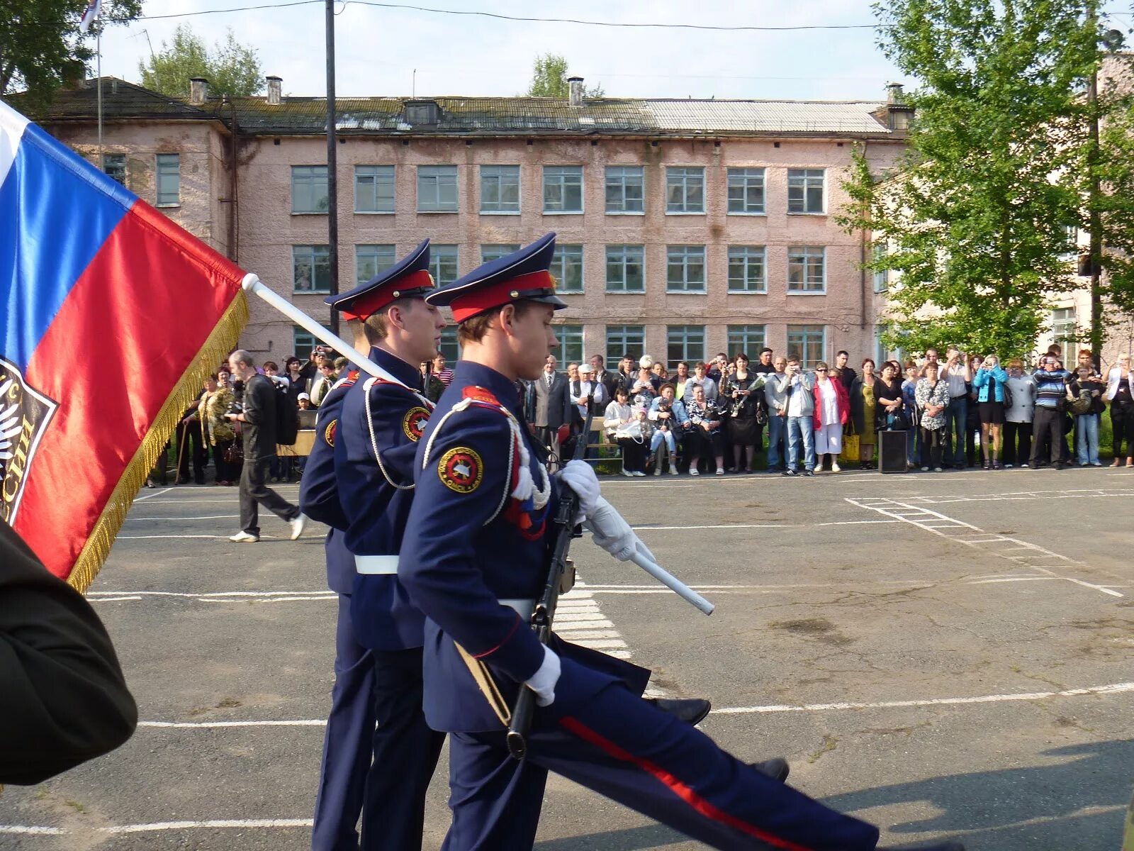 Знамена выносятся. Вынос Знамени. Вынос Знамени в школе. Вынос Знамени кадет. Знамённая группа вынос Знамени в школе.