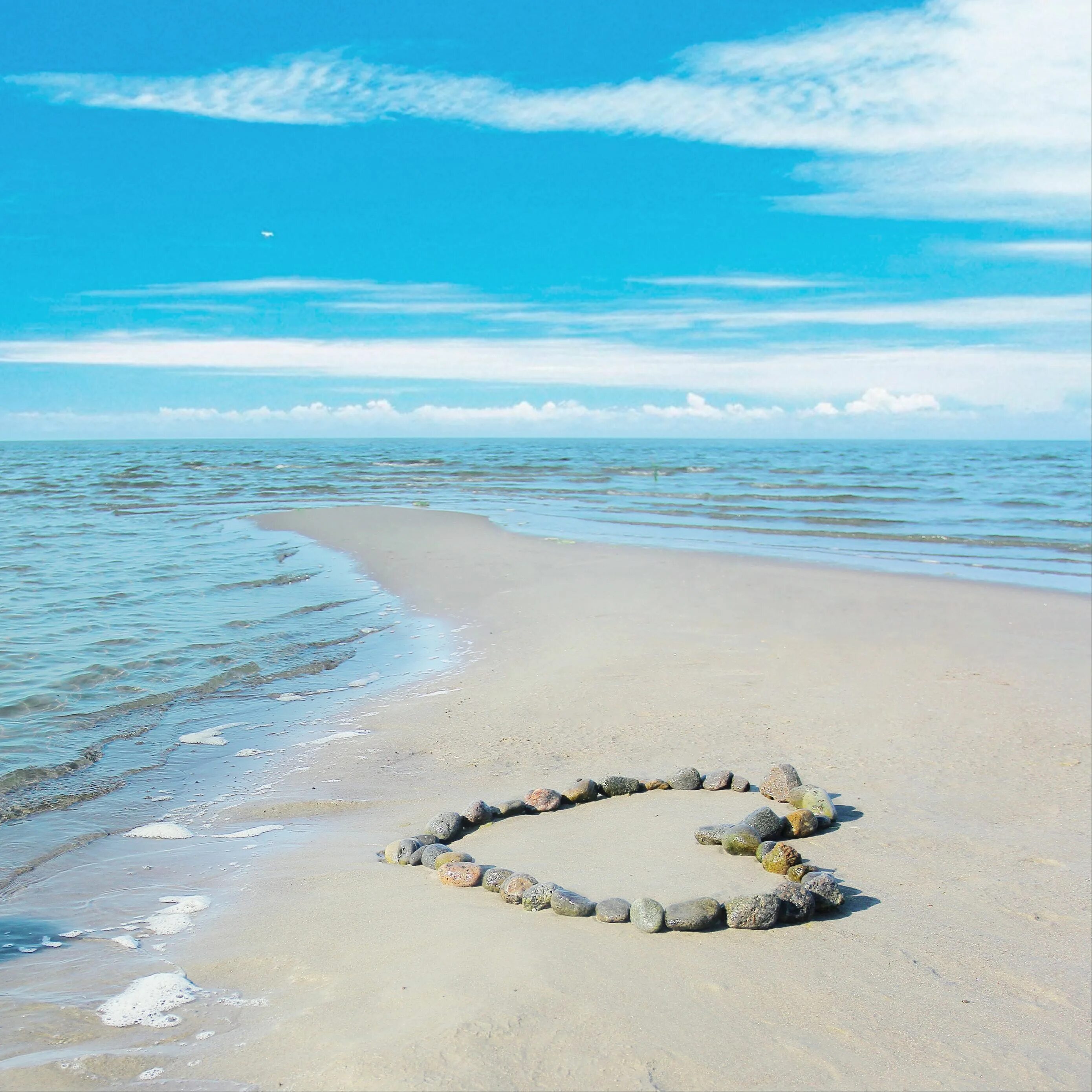 Знакомый пляж. Природа море. море песок. пляж. красивый песчаный пляж.