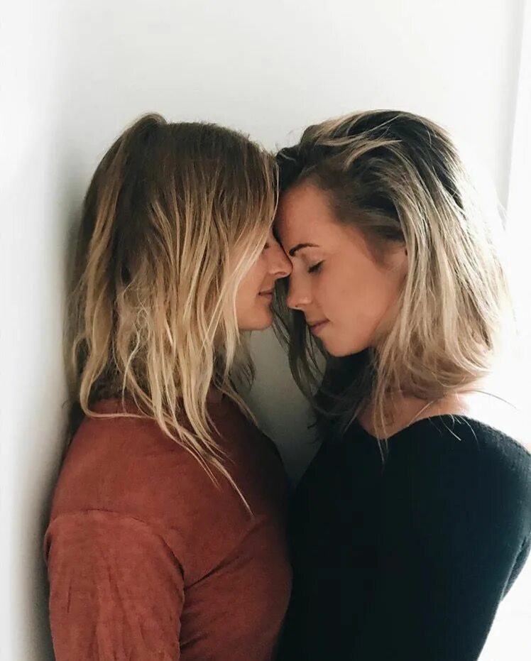 Lesbian подруга. Поцелуй девушек. Любовь двух женщин. Любовь между девушками. 2 Девушки обнимаются.