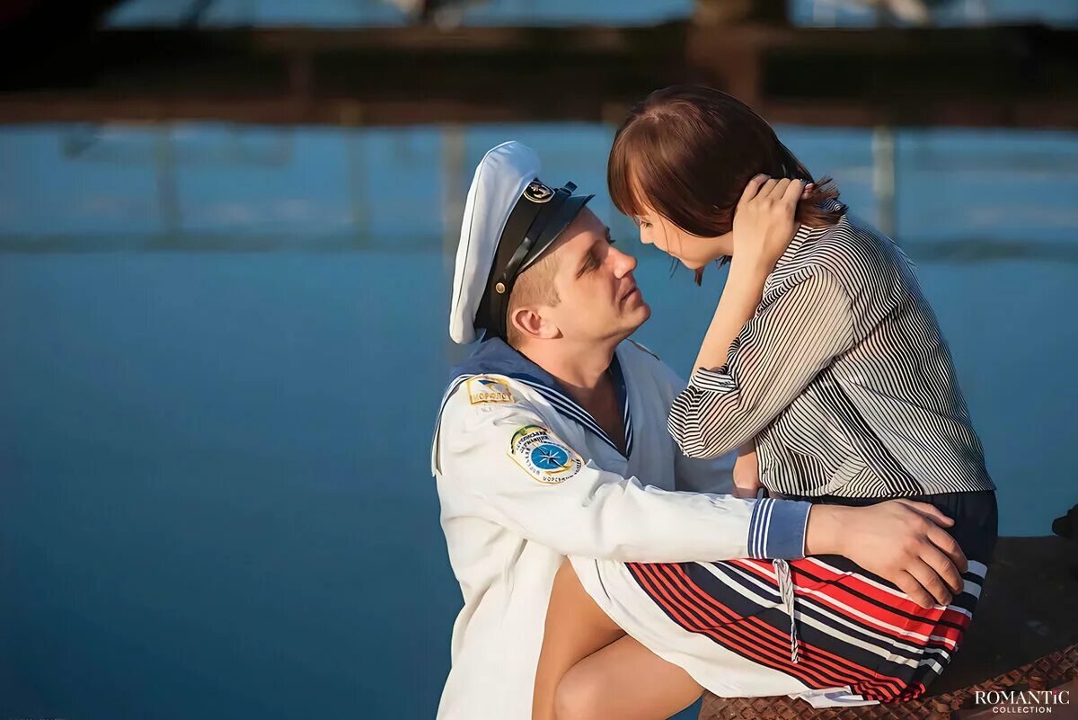 Простых романтиков отважных. Моряк и девушка. Встреча моряка. Девушка матрос. Девушка провожает корабль.