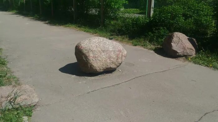 Питер камень вологда. Камень дружбы. Камень дружбы находка. Питер камень вологда. Питер камень вологда.