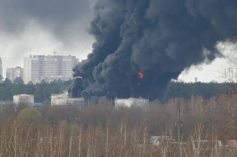 Брянск причины. Брянск горит нефтебаза. пожар на нефтебазе в брянске. пожар на брянской нефтебазе. пожар брянск нпз.