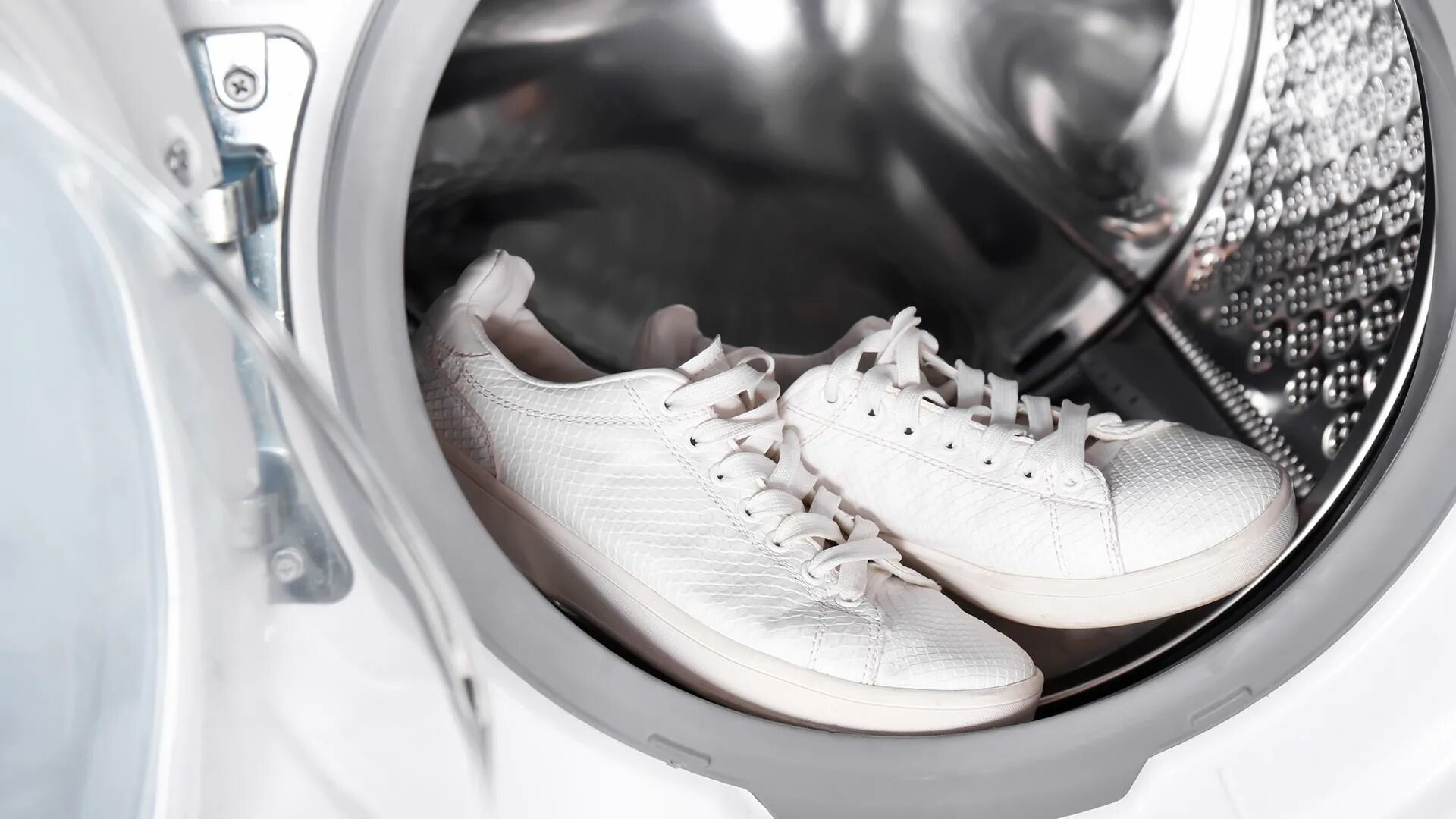 Кроссовки мыть можно. Кроссовки в стиральной машине. Стирка обуви в стиральной машине. Постирать кроссовки в стиральной машине. Стиральная машина для обуви.