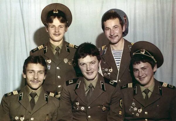 военная служба по контракту. сверхсрочники в советской армии. служба в советской армии. военнослужащие сверхсрочной службы. форма советских дембелей.