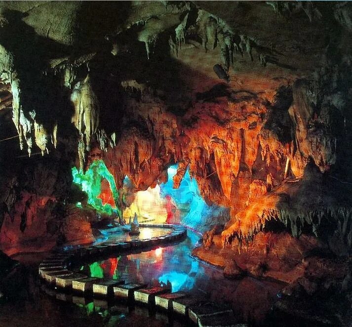 Пещера идрисовская внутри башкирия. Пещера белый дворец приморский край. Дворец в пещере построил мужик. Пещера белый дворец в партизанском районе. Идрисовская пещера башкирия.