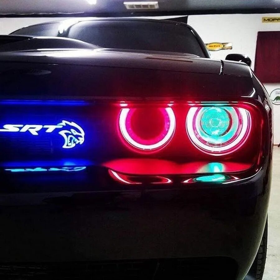 Додж Челленджер ангельские глазки. Dodge Challenger ангельские глазки. Dodge Challenger srt красные фары. Dodge Challenger фары. Дьявольские глазки