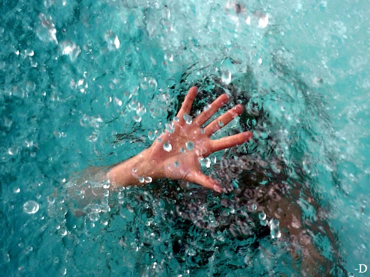 Появиться утонуть. Руки в воде Эстетика. Вода в руках. Рука тонет в воде. Тонет в бассейне.