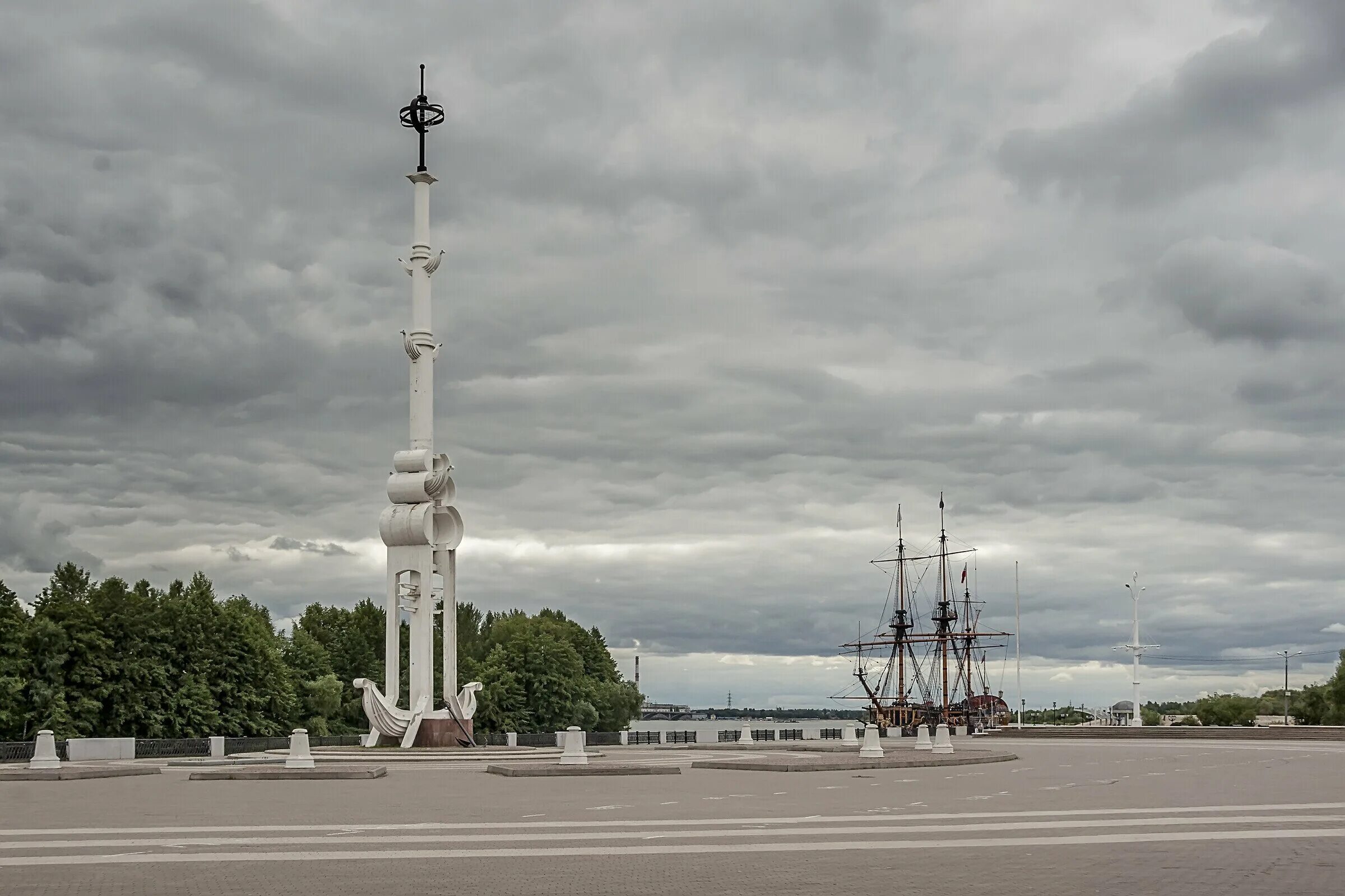 Адмиралтейская набережная Воронеж. Адмиралтейская площадь колонна Воронеж. Ростральная колонна Воронеж. Адмиралтейская площадь Стэлла Воронеж.