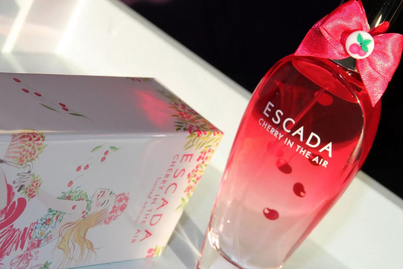 Видео туалетных вод. Escada Cherry in Japan туалетная вода. Escada Cherry in Japan 100 ml. Эскада духи 2022. Escada Cherry Japan 100.