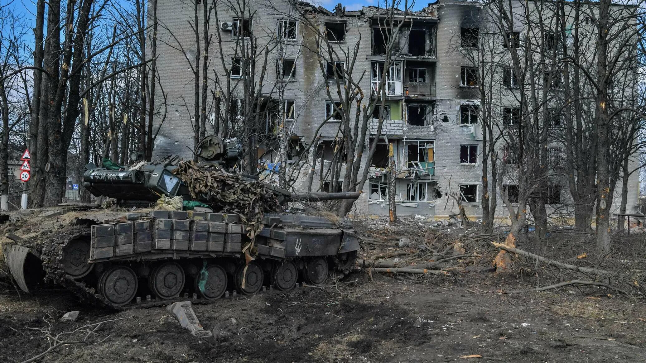ВСУ В Красном Лимане. ЛНР танк т 72 на Киев. Спецоперация красный Лиман. Разрушенный город.