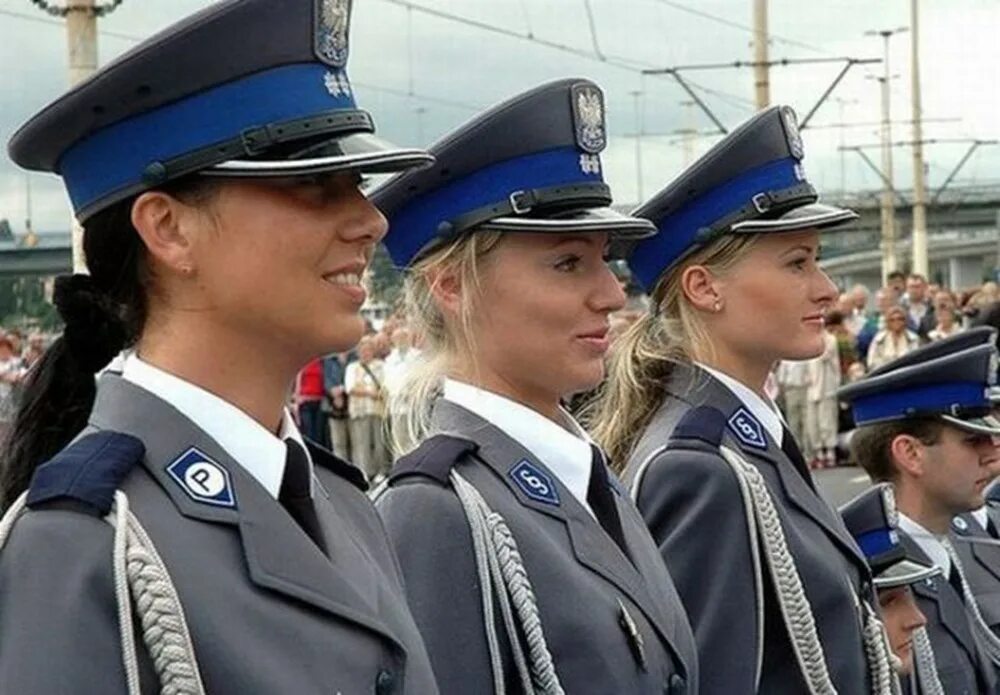 Девушка полицейский. Женская Полицейская форма. Польская Полицейская форма. Полицейская форма Польши.