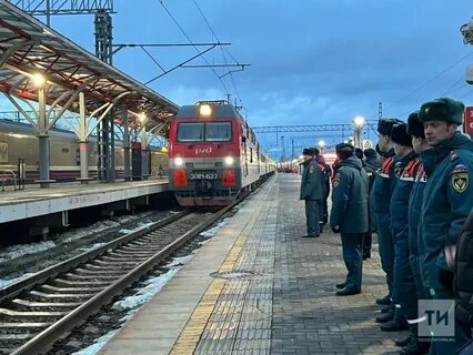Поезд прибывает в пять часов