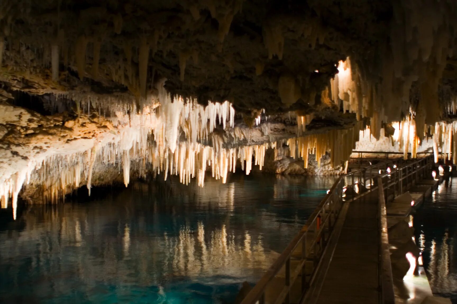 Пещера Куэва де Лос Кристалес. Пещера гигантских кристаллов в Мексике. Пещера кристаллов (Cueva de los cristales), Мексика. Пещеры Кристал-Кейв бермуды. Crystal cave