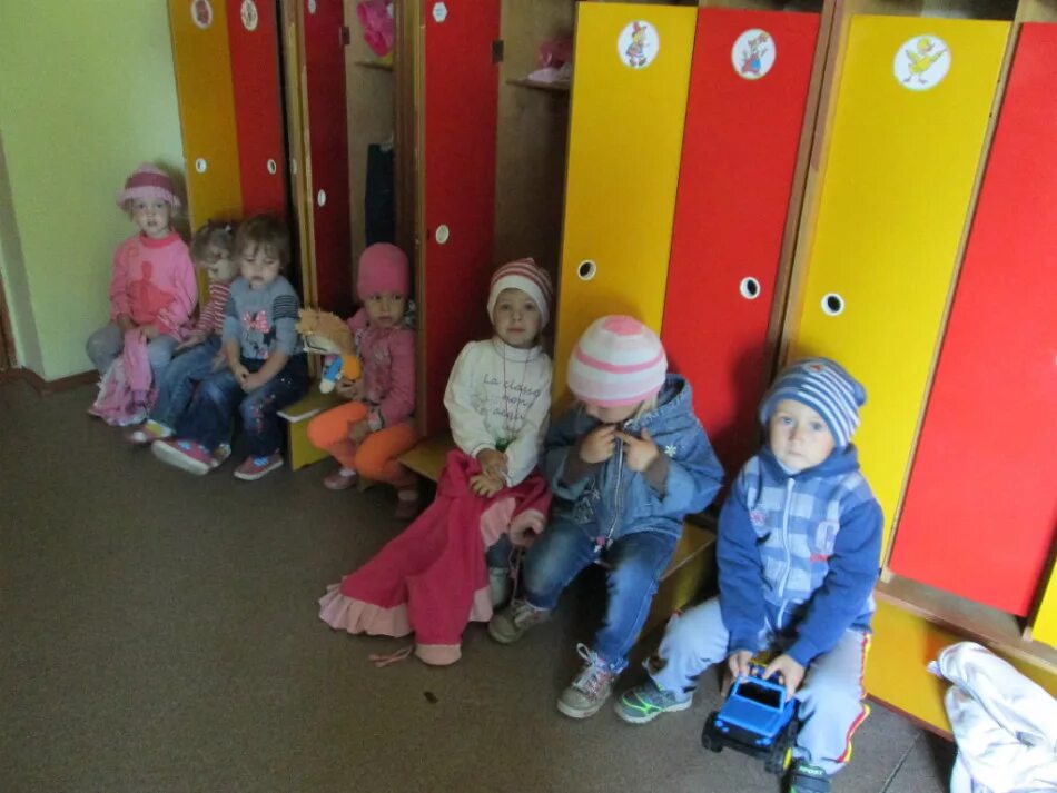 Ходили в детский садик мы много. Дети одеваются в детском саду. Одеваемся на прогулку в детском саду. Малыши одеваются в детском саду. Вещи в садик.