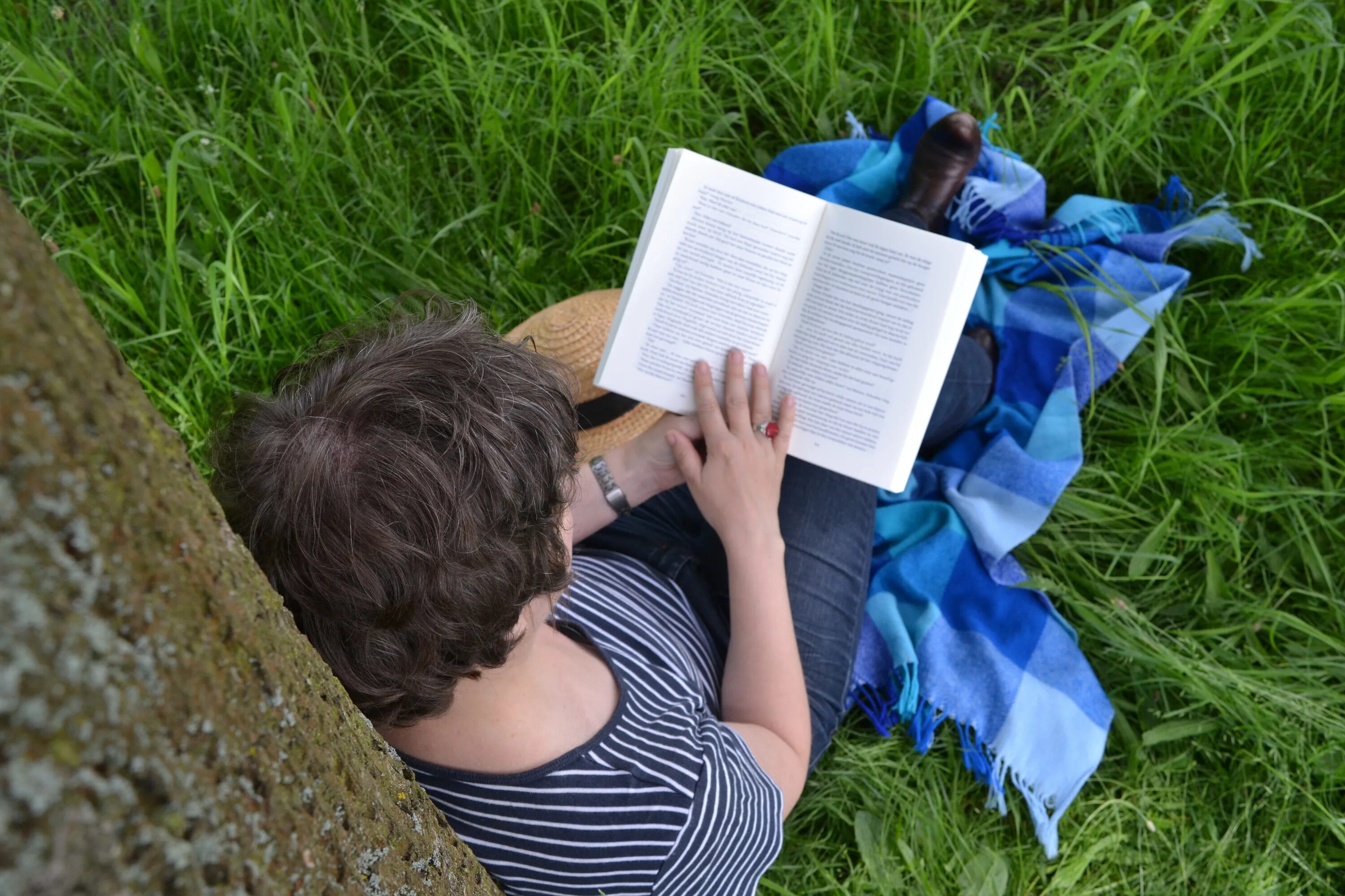 Reading books. Книжка на траве. Чтение книг. Женщина с книгой. Женщина читает книгу.