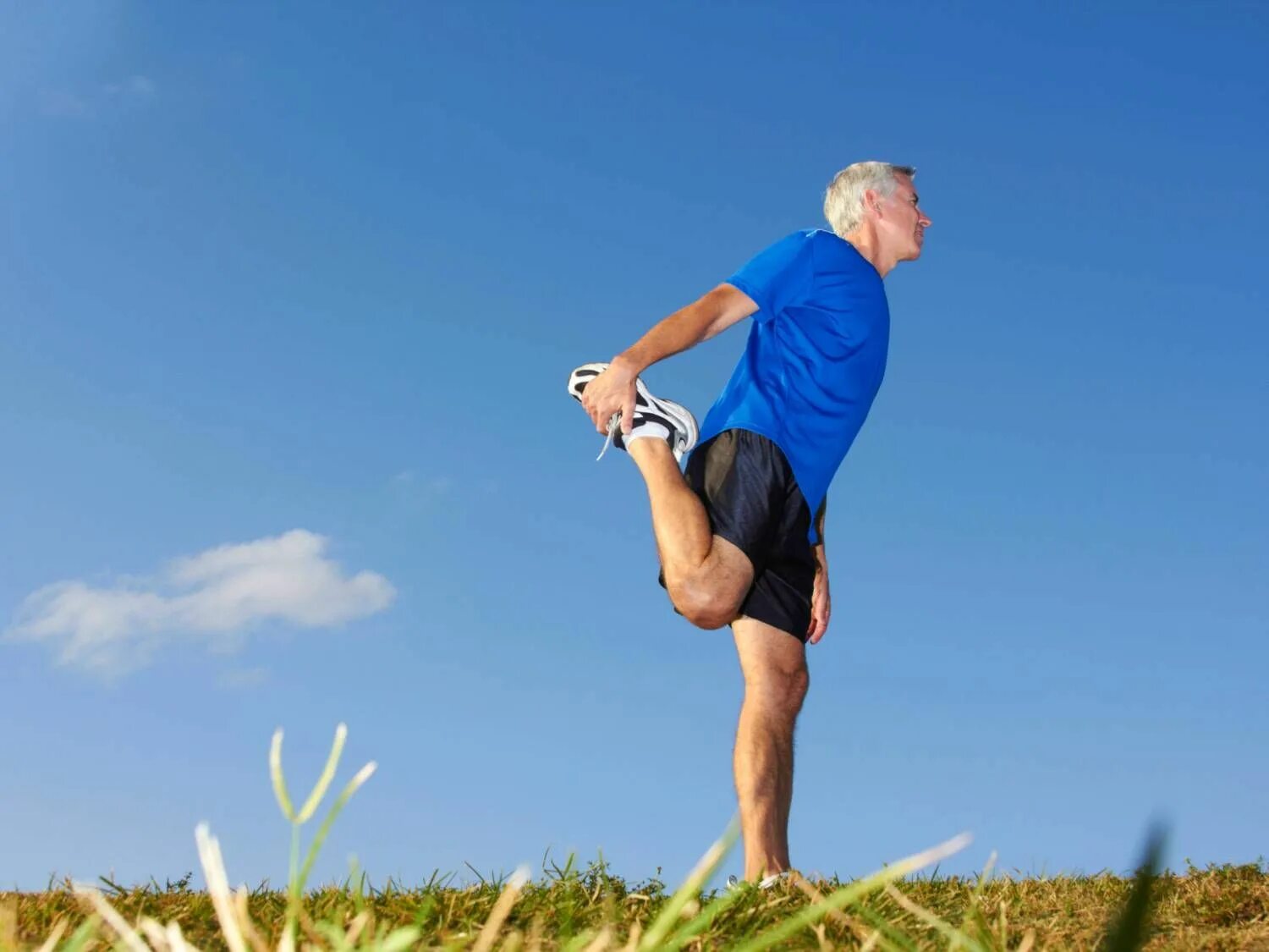 Great stretching. Мужчина выносливый прикольные картинки. Бег от опасности арт вертикальный. Фото бежит босиком мужчина. Stretching man.