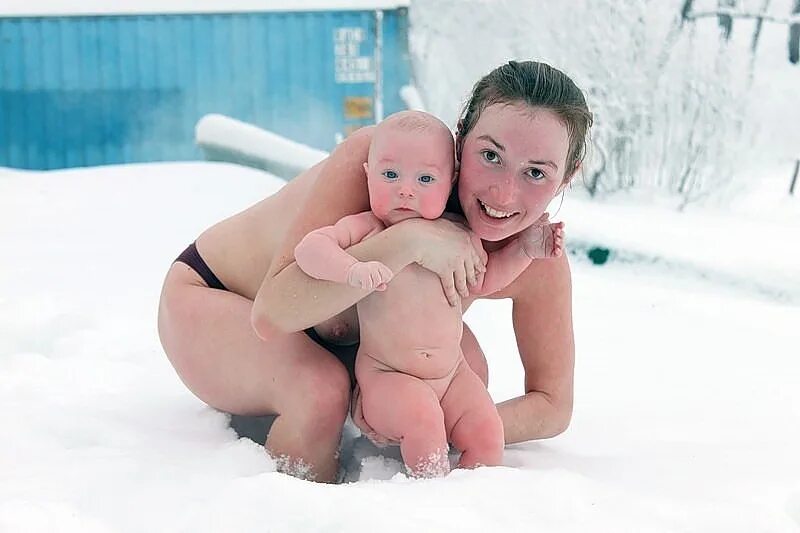 Пошел сын мамой в баню. Закаливание снегом. Дети на снегу закаливание. Купание в снегу закаливание. Закаливание малышей.