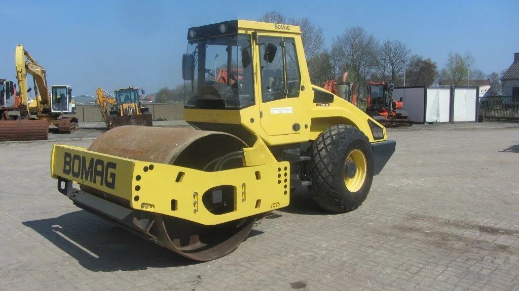 Каток Bomag BW 211 D-4. Грунтовый каток Бомаг 177. Каток грунтовый Бомаг 212. Bomag BW 211 D-40 валец внутри. Машинист катка авито